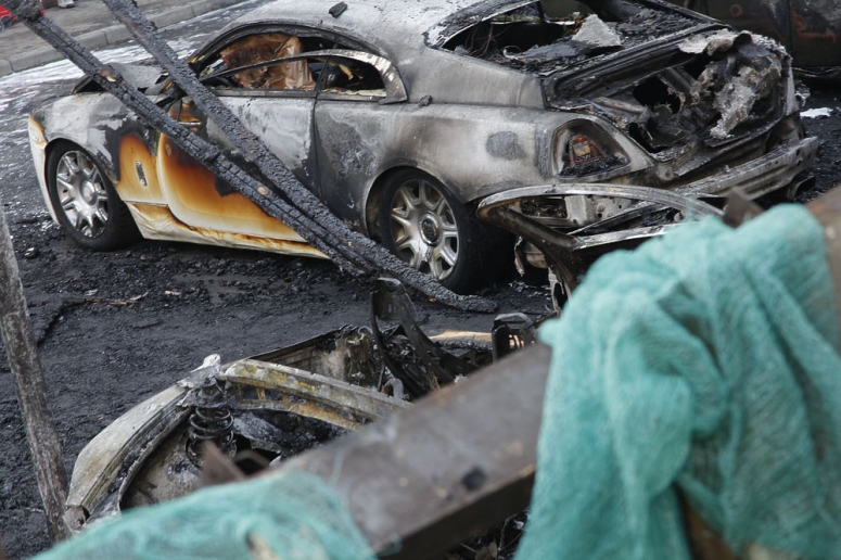 В Москве сгорело 12 автомобилей на два миллиона долларов [видео]