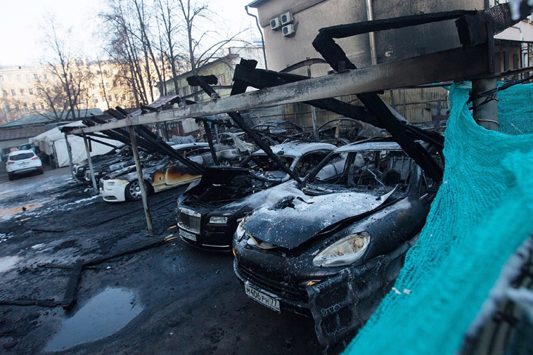 В Москве сгорело 12 автомобилей на два миллиона долларов [видео]