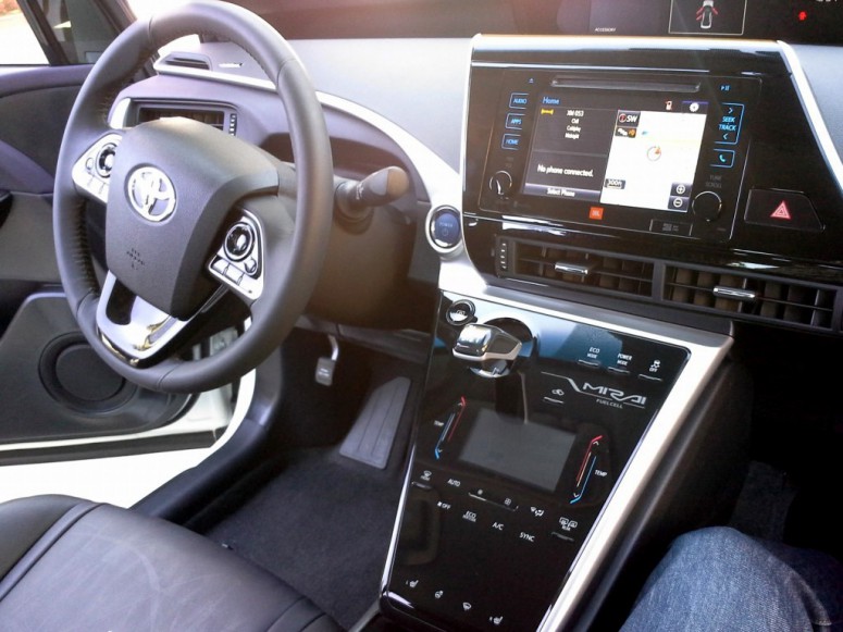 Водородная 2015 Toyota Mirai уже продается в Японии