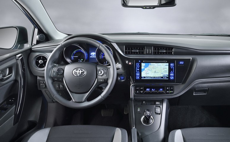 Toyota Auris получила новый облик, который покажут в Женеве